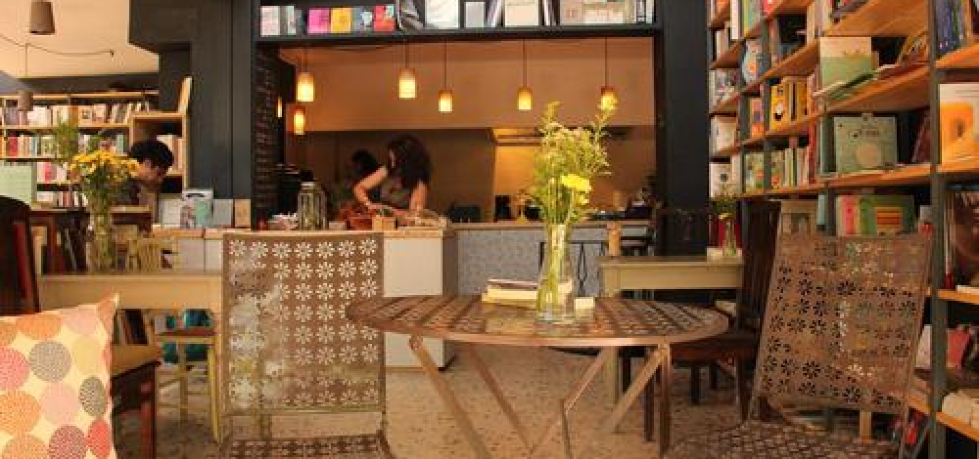 5 βιβλιοπωλεία στην Αθήνα όπου μπορείτε να διαβάσετε συντροφιά με τον καφέ σας